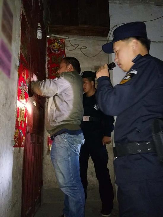 博尔塔拉粗心妈妈误将幼女锁家中 民警全城寻开锁师傅开门