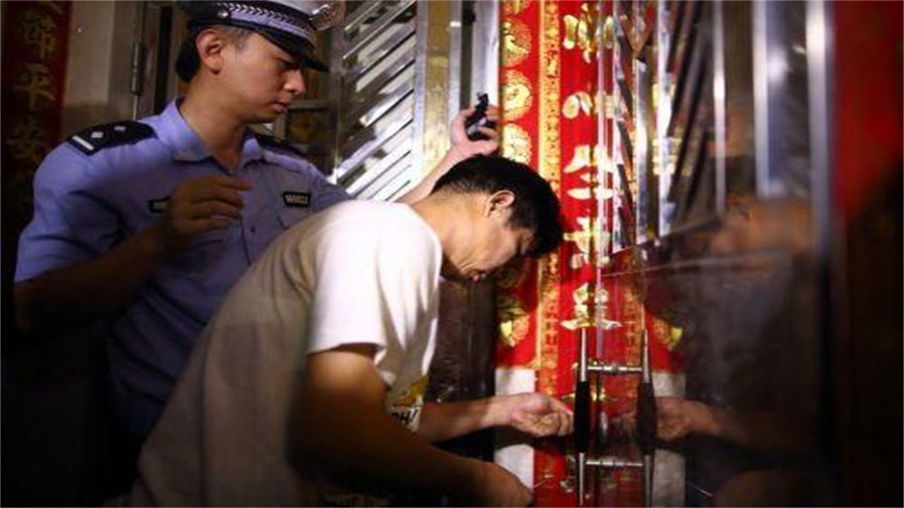 博尔塔拉请开锁师傅开了锁后，师傅为什么一般都不进门，就算主人请也不进去？